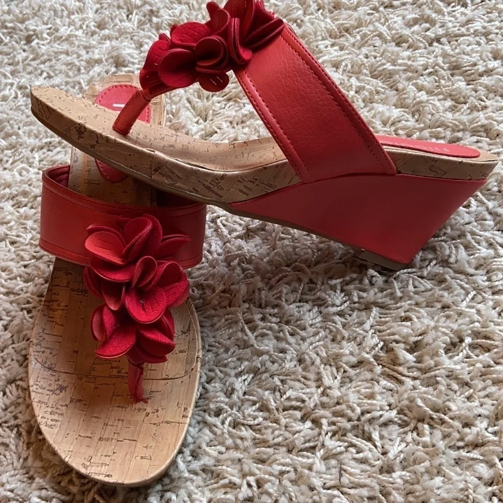 Nicole Wedge Sandal Size 9W Cork Insole in Current